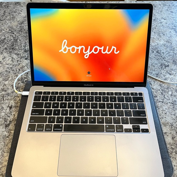 Macbook air 256g 2020 with case and charger - Picture 1 of 16